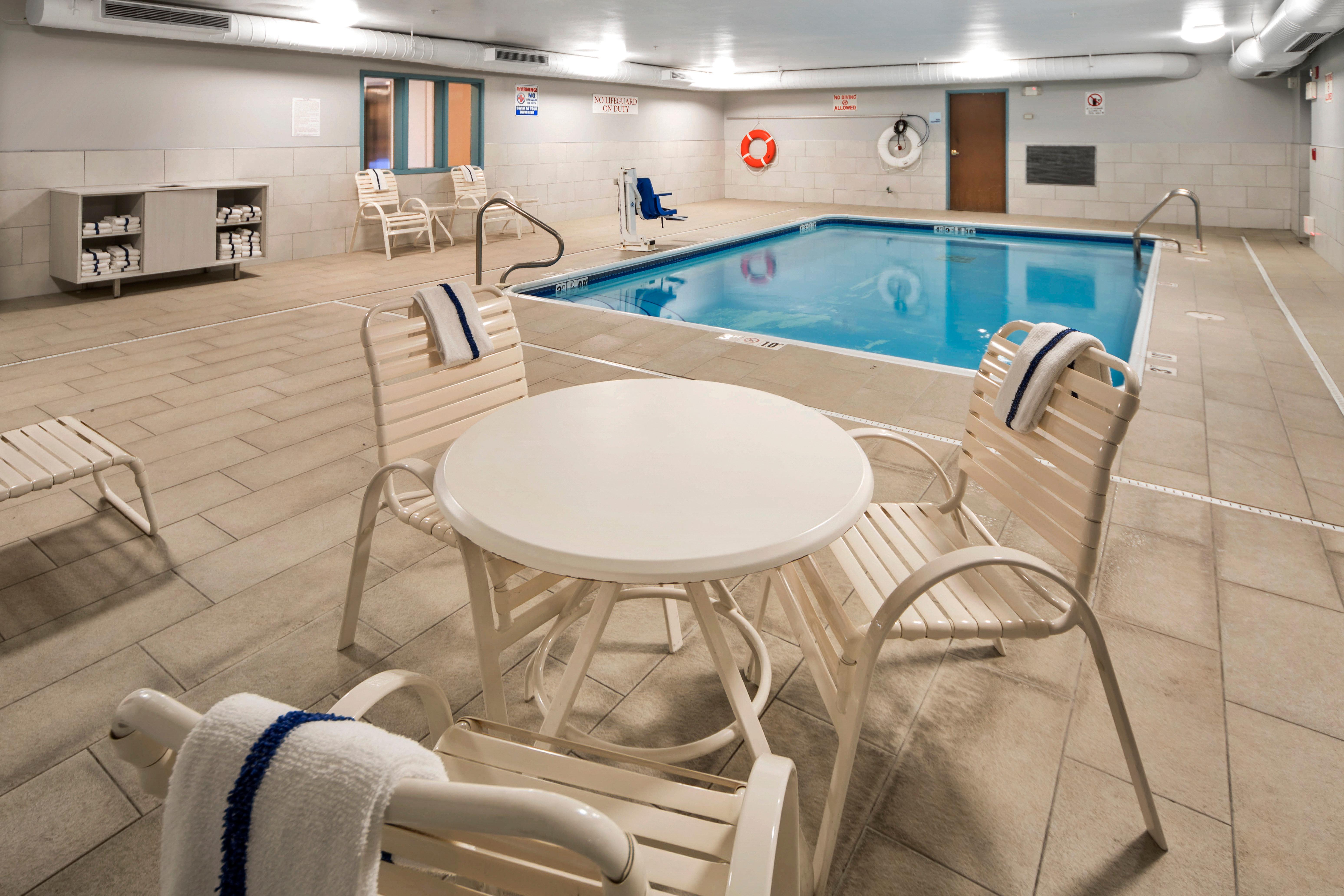 Holiday Inn Express Chicago Northwest-Vernon Hills By Ihg Exterior foto