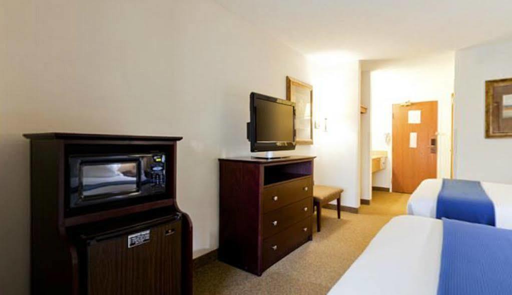Holiday Inn Express Chicago Northwest-Vernon Hills By Ihg Exterior foto
